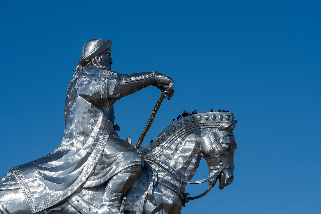 Die Dschingis-Khan-Reiterstatue ist 30 Meter hoch und Teil des Dschingis-Khan-Statuenkomplexes am Ufer des Tuul-Flusses in Tsonjin Boldog, 33 Meilen östlich von Ulaanbaatar in der Mongolei