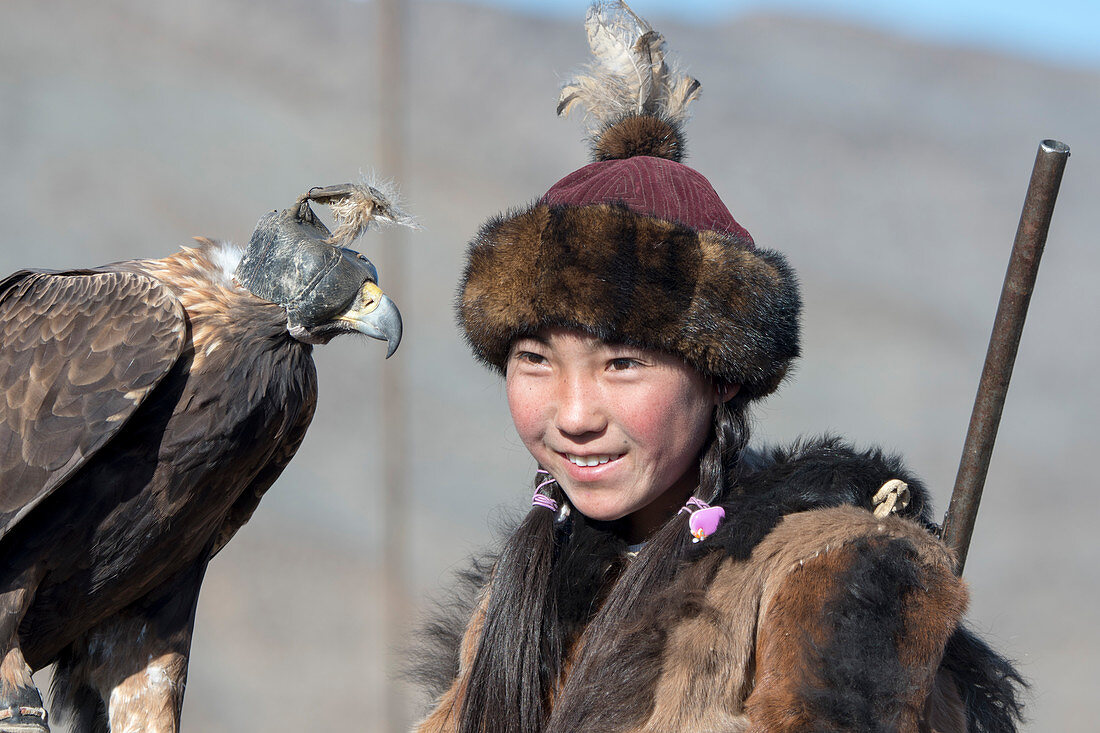 Porträt einer Adlerjägerin bei den Golden Eagle Festivals (Adlerjägerfest) auf dem Festivalgelände in der Nähe der Stadt Ulgii (Ölgii) in der Provinz Bajan-Ölgii in der Westmongolei