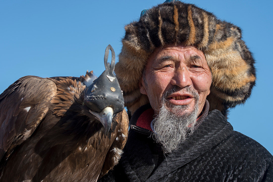 Porträt eines kasachischen Adlerjägers beim Steinadlerfest nahe der Stadt Ulgii (Ölgii) in der Provinz Bajan-Ölgii in der Westmongolei