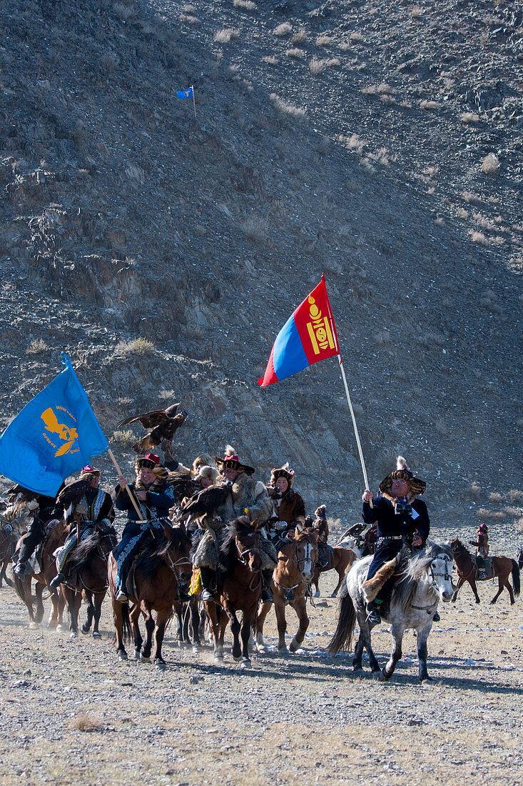 Die Eröffnungsfeier des Golden Eagle Festivals (Adlerjägerfest) mit einer Parade der Adlerjäger auf dem Festivalgelände nahe der Stadt Ulgii (Ölgii) in der Provinz Bajan-Ölgii in der westlichen Mongolei