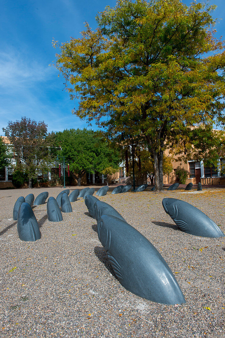 Straßenszene mit Kunstwerken (Fischskulpturen) in der Innenstadt von Santa Fe, New Mexico, USA