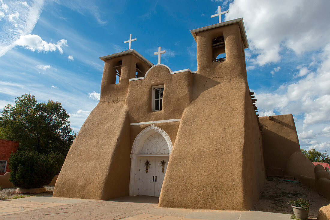 Die 1816 fertiggestellte Missionskirche San Francisco de Assisi in Ranchos de Taos, New Mexico, USA, ist eine skulptierte spanische Kolonialkirche mit massiven Lehmbausteinen und zwei nach vorne gerichteten Glockentürmen