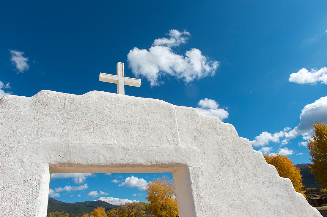 Detail des Eingangstors zur römisch-katholischen Kirche im Taos Pueblo, der einzigen bewohnten indianischen Siedlung, die sowohl von der UNESCO als Weltkulturerbe als auch als nationales historisches Wahrzeichen in Taos, New Mexico, USA, ausgewiesen wurde