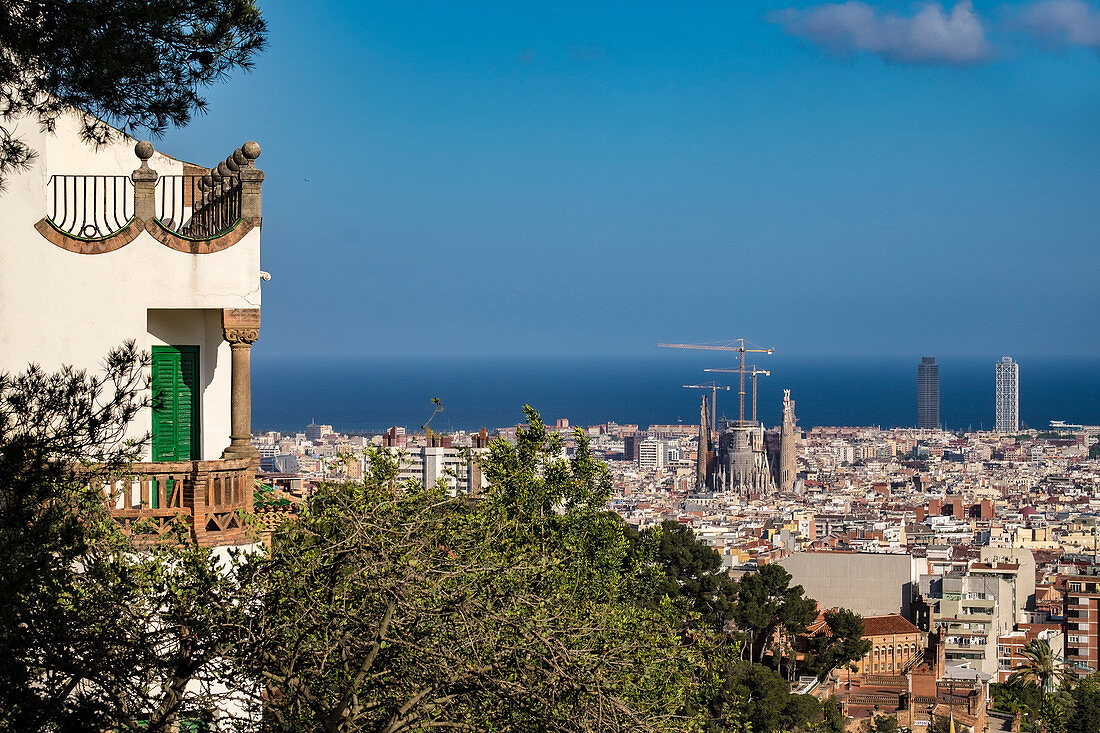 Blick auf Barcelona und die Sagrada Familia vom Park Guell, Katalonien, Spanien
