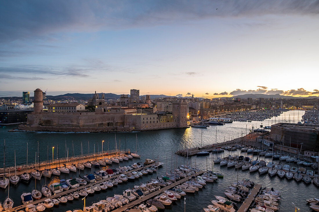 Ansicht des Fort St. Jean vom Fort St. Nicolas aus, der Hafen von Vieux, Marseille, Côte d'Azur, Frankreich, Europa
