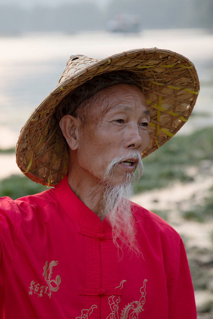 Cormorant Fisherman Portrait Guilin Region Guangxi, China LA008339