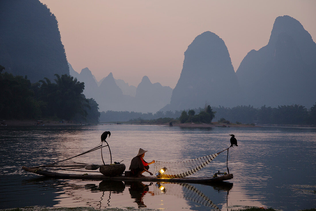 Kormoranfischer, beleuchtet für das Nachtfischen, Guilin, Region Guangxi, China LA008335