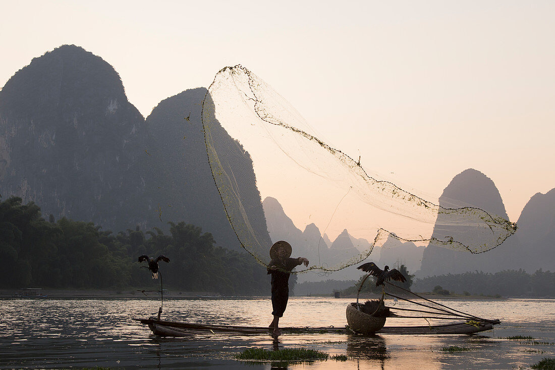 Kormoranfischer werfen das Fischnetz in den Fluss Li, Guilin, Region Guangxi, China LA008327