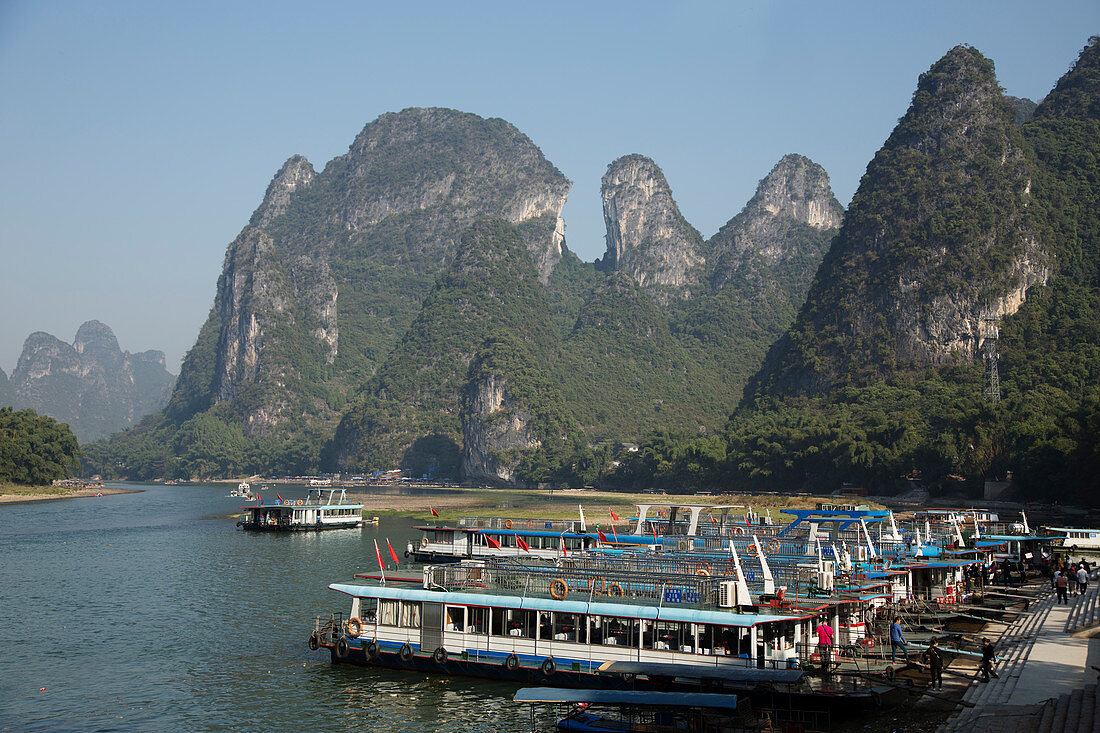 Touristenboote auf dem Fluss Li, in der Region Xingping Guilin, Guangxi, China LA008212