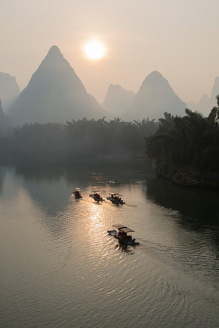 Touristenboote auf dem Fluss Li mit Kalksteinkarst, Guilin, Guangxi, China LA008224