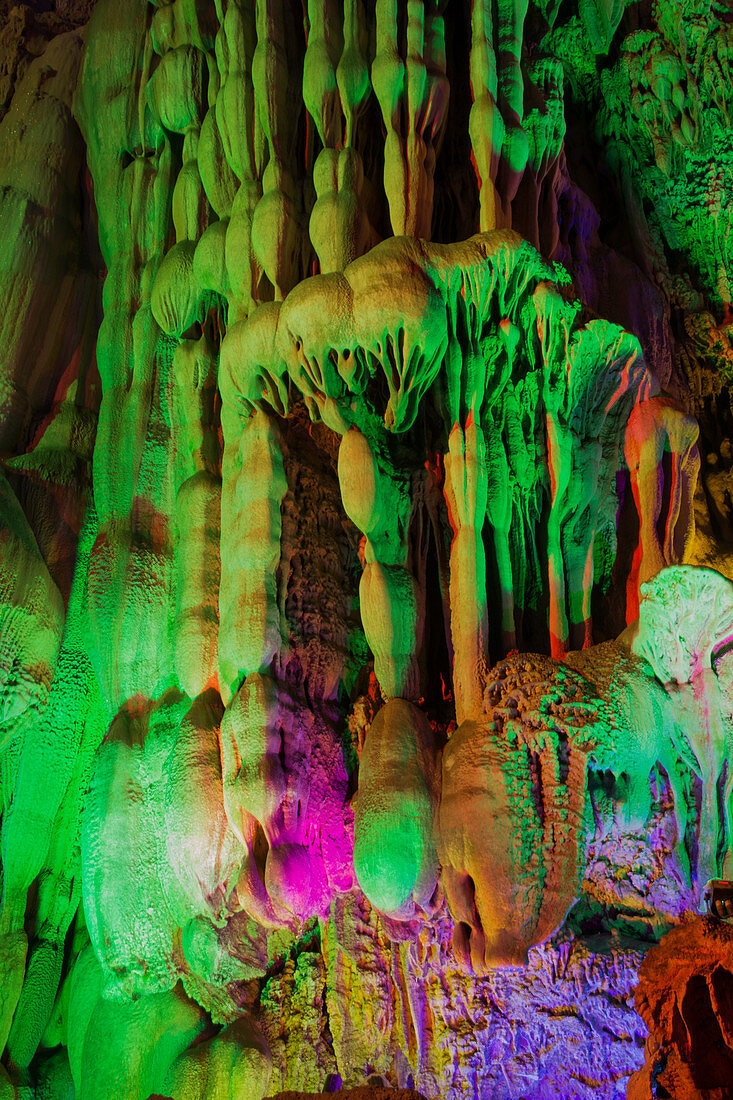 Die Schilfflötenhöhle (Ludi Yan, auch Reed Flute Caves) - beleuchtet mit farbigen Lichtern, Guilin, Guangxi, China LA008174