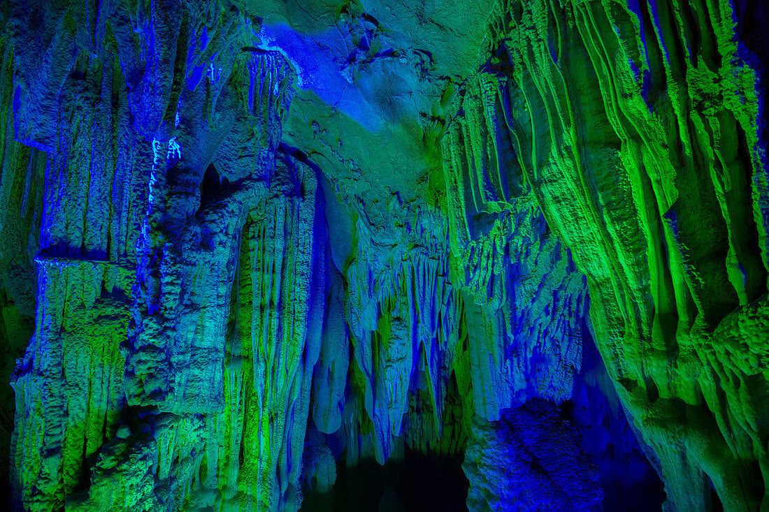 Die Schilfflötenhöhle (Ludi Yan, auch Reed Flute Caves) - beleuchtet mit farbigen Lichtern, Guilin, Guangxi, China LA008160