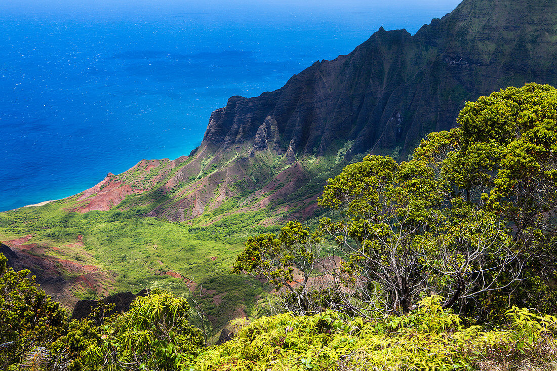 Dramatische Landschaft und steiler Kamm, Klippen über einem Tal und Blick auf das Meer