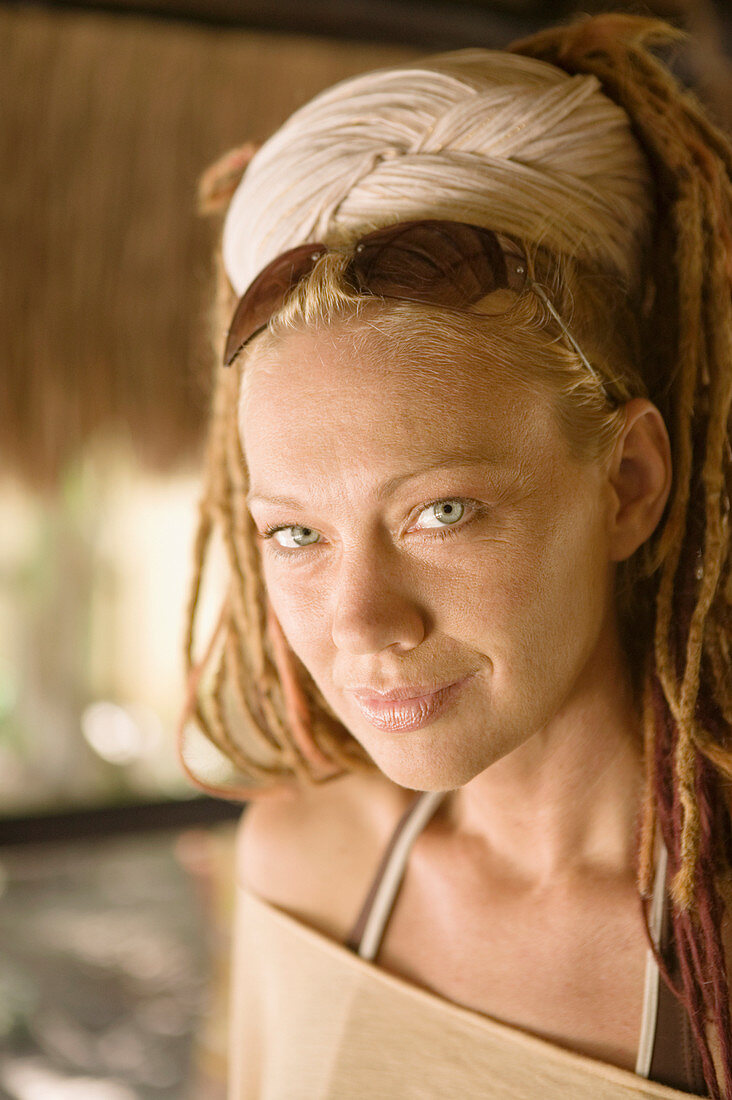 Frau mit Dreadlocks lächelt in die Kamera