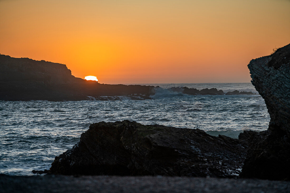 USA, California, San Luis Obispo, Sunset over sea cliff