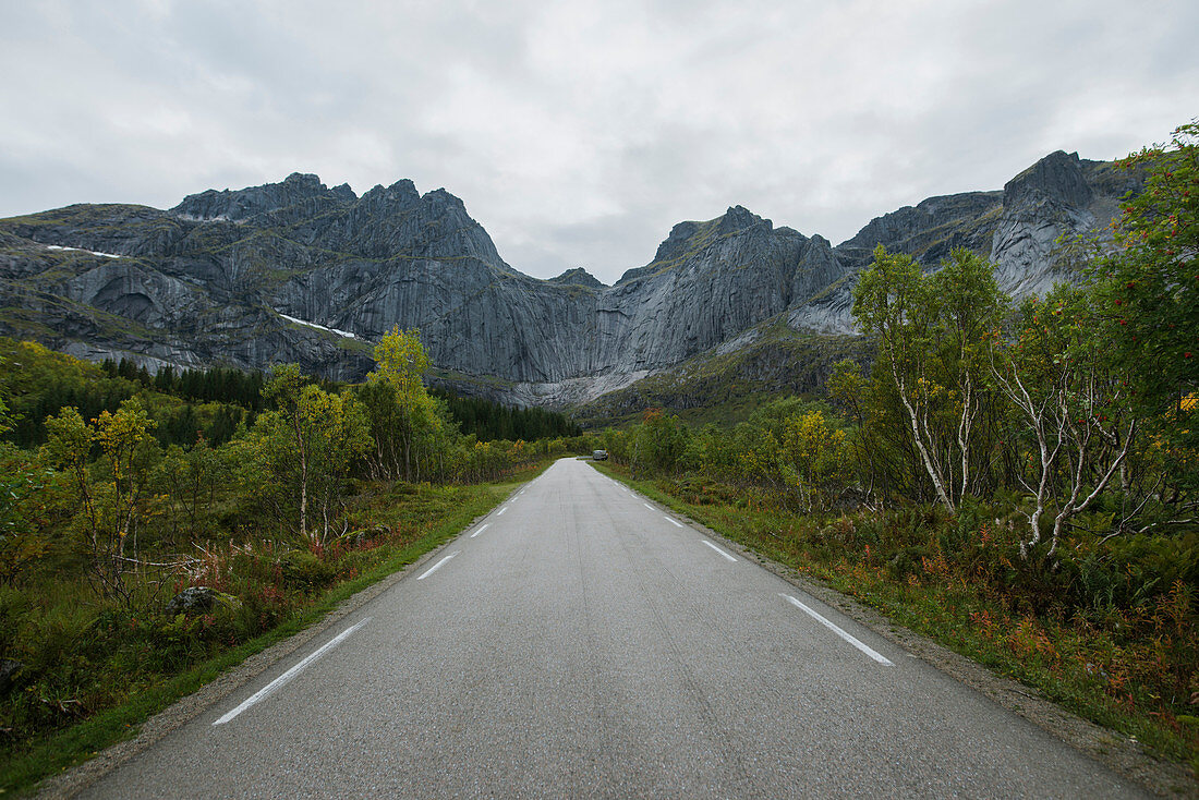Norwegen, Lofoten, Leere Straße in Berglandschaft