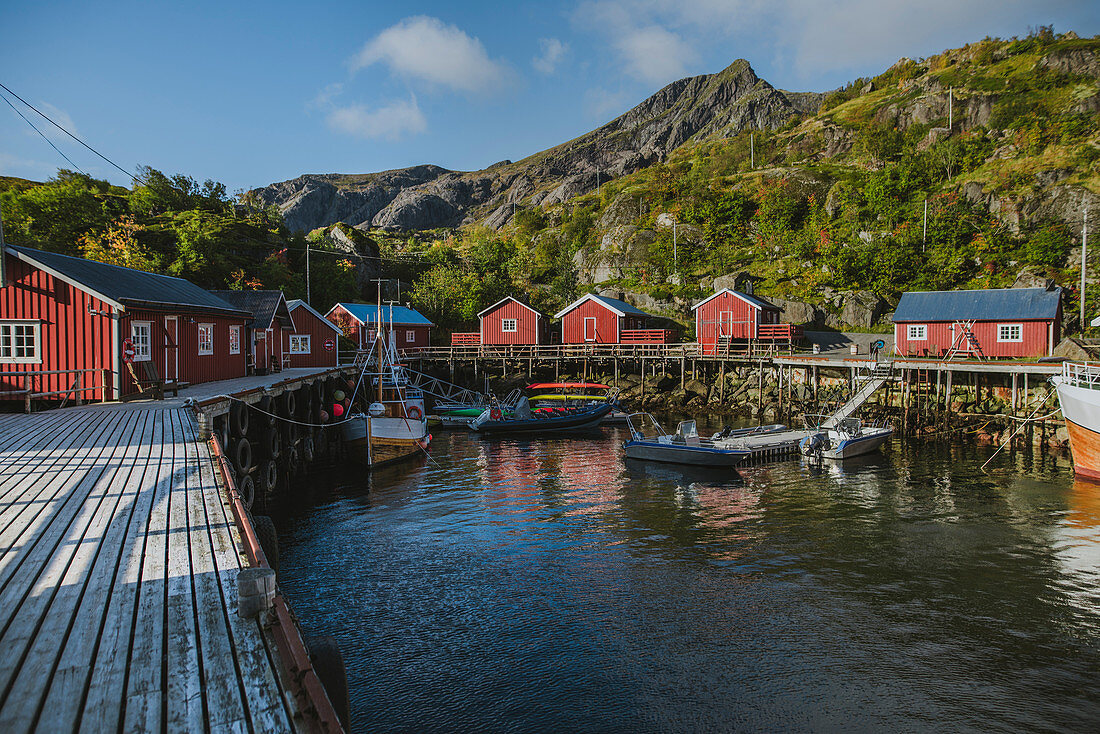 Norwegen, Lofoten, Nusfjord, Dock im traditionellen Fischerdorf