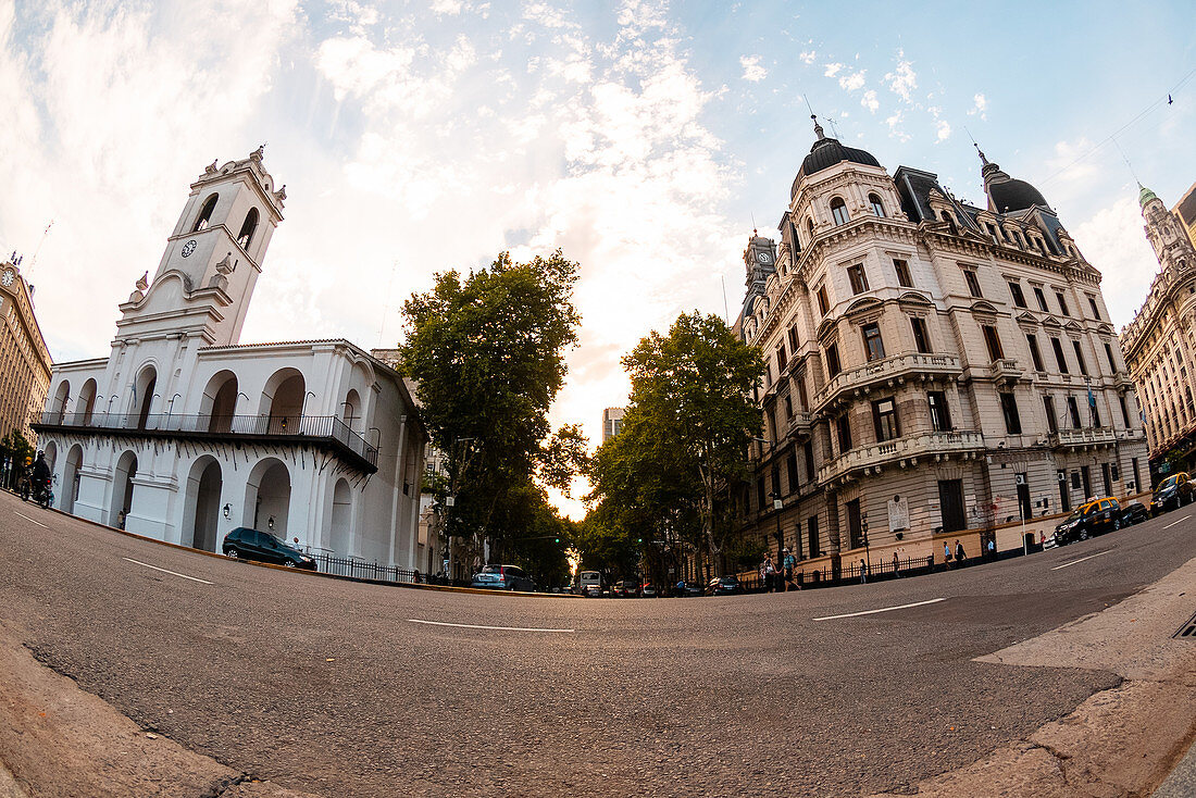 Blick auf Museum und Rathaus von der Straße, Buenos Aires, Argentinien