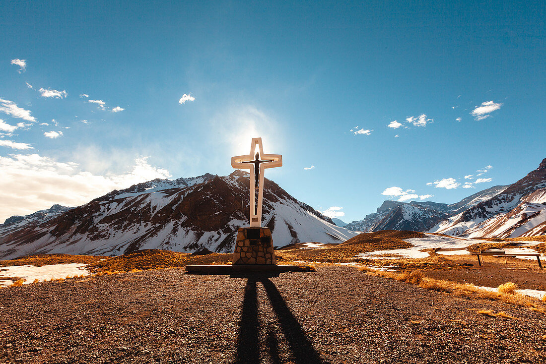 Blick auf ein Kreuz, umgeben von Bergen