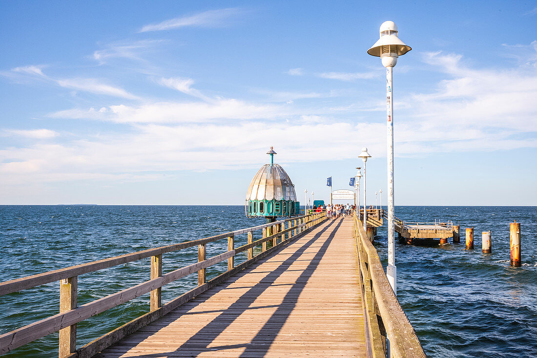 Seebrücke in Zinnowitz Blick zum Meer mit Taucherglocke, Usedom, Mecklenburg-Vorpommern, Deutschland