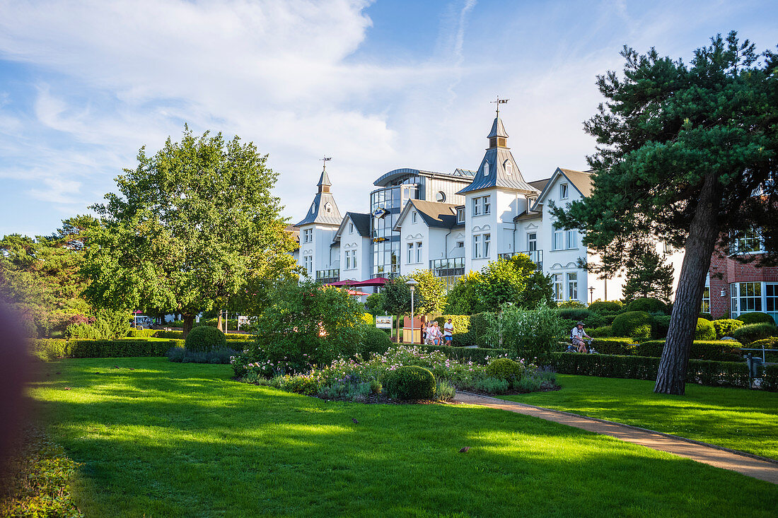 Park on the beach promenade in Zinnowitz with a view of old villas, Usedom, Mecklenburg-Western Pomerania, Germany