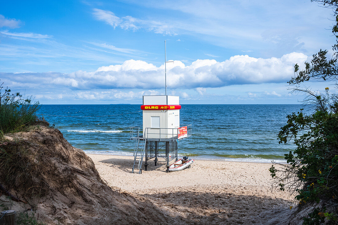 Rettungsturm am Strand von Bansin mit Motorboot, leichter Wellengang, Usedom, Mecklenburg-Vorpommern, Deutschland
