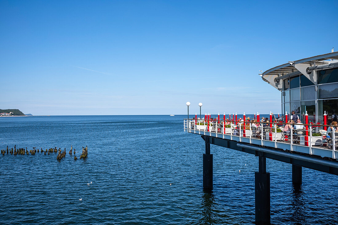 Seebrücke im Kaiserband Heringsdorf mit Urlaubern und Touristen, Usedom, Mecklenburg-Vorpommern, Deutschland