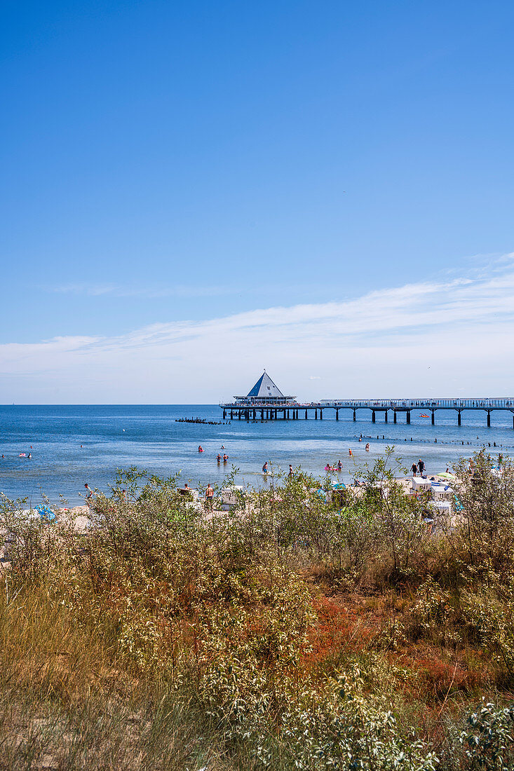 Blick zur Seebrücke in Heringsdorf über eine Düne, Urlauber am Strand, Usedom, Mecklenburg-Vorpommern, Deutschland