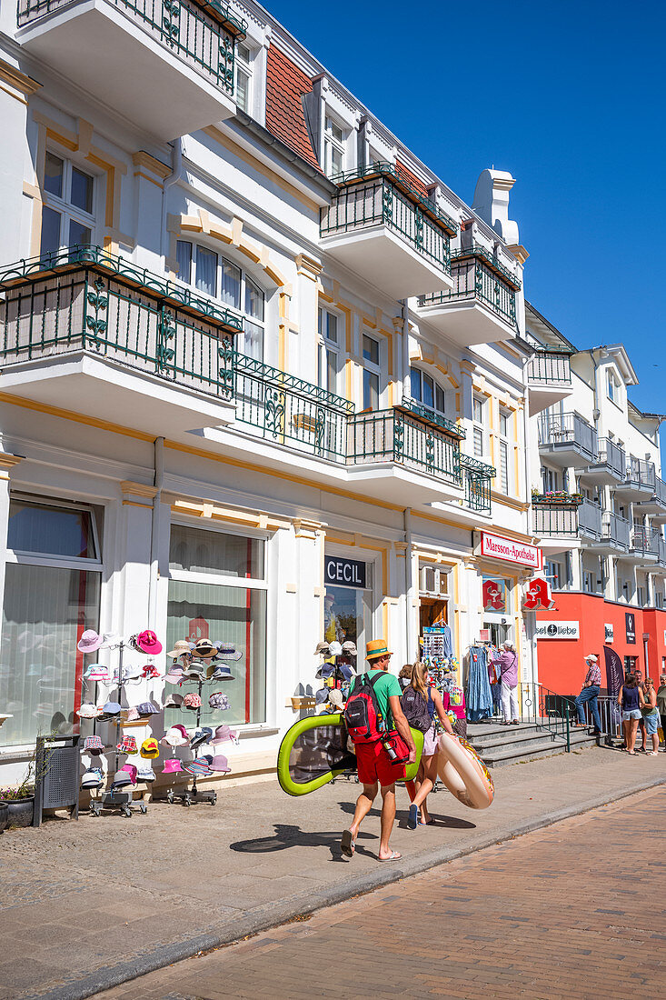 Promenade im Seebad Ahlbeck mit Urlaubern und Touristen, Usedom, Mecklenburg-Vorpommern, Deutschland