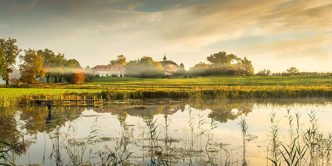 Sonniger Herbstmorgen bei Gut Adelsried, Bernried, Bayern, Deutschland