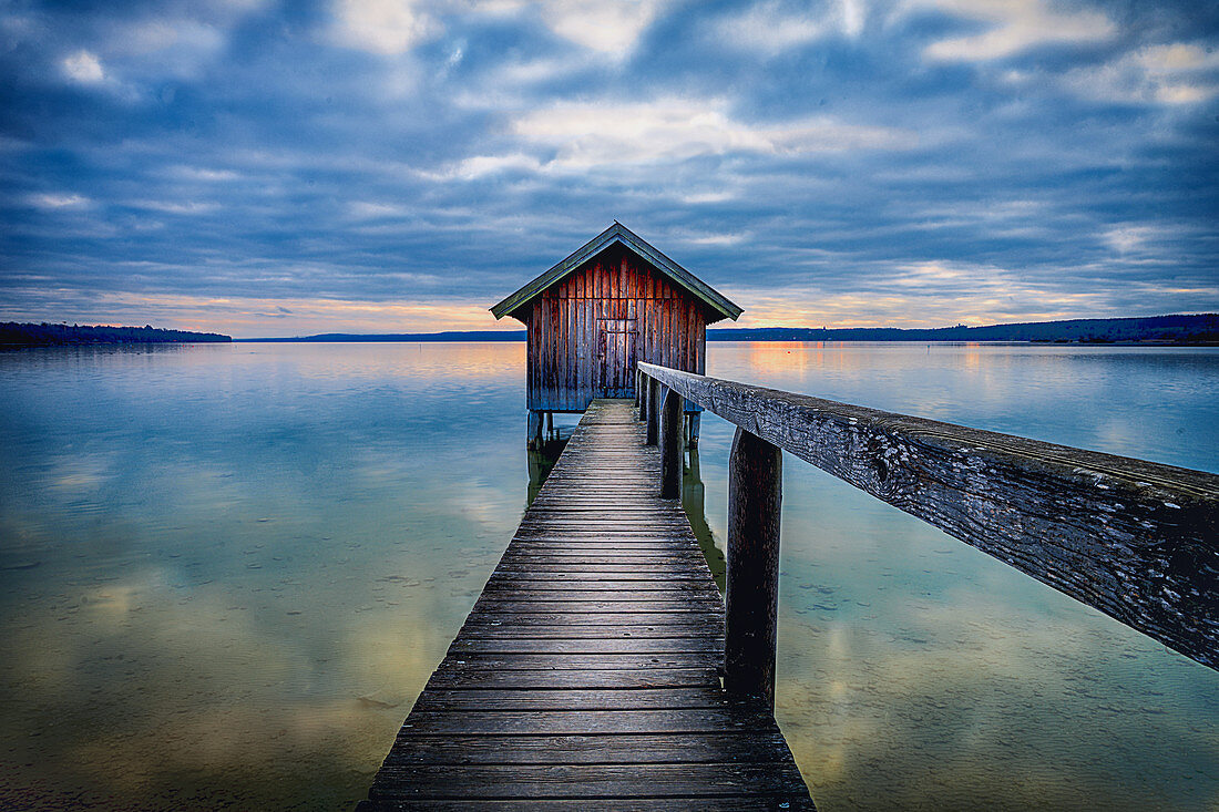 Bootshütte bei Sonnenuntergang am Ammersee, Stegen, Bayern, Deutschland