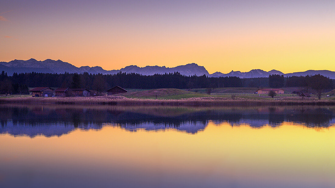 Sonnenuntergang am Fohnsee (Ostersee), Iffeldorf, Bayern, Deutschland