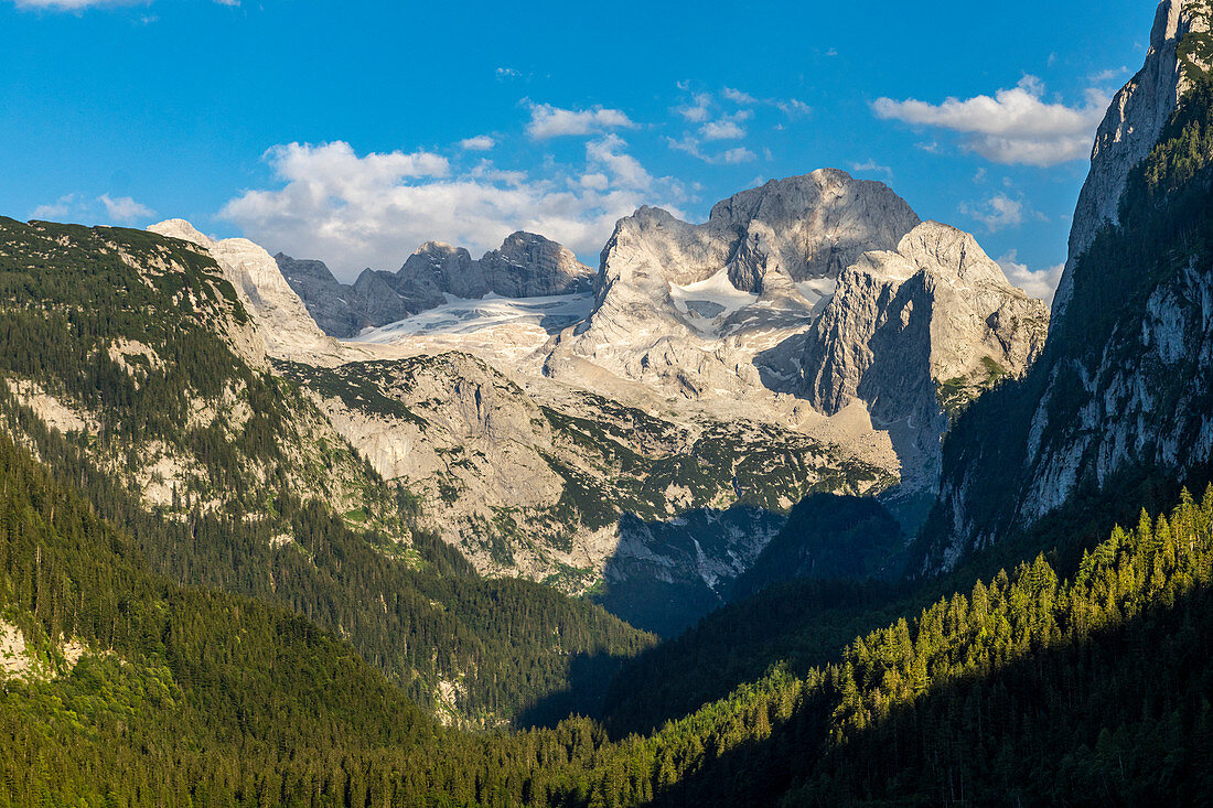 Blick über den großen Gosausee auf das Dachsteinmassiv, Salzkammergut, Oberösterreich, Österreich