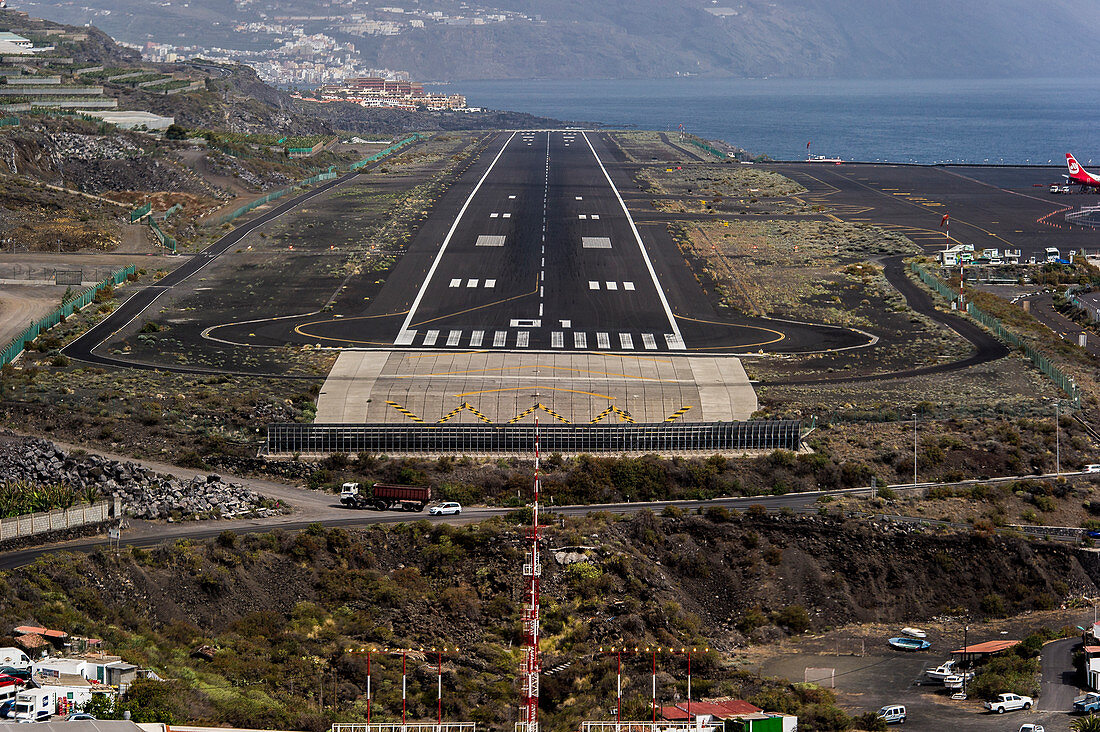 Approaching runway 01, La Palma Airport (GCLA / SPC), Canary Islands