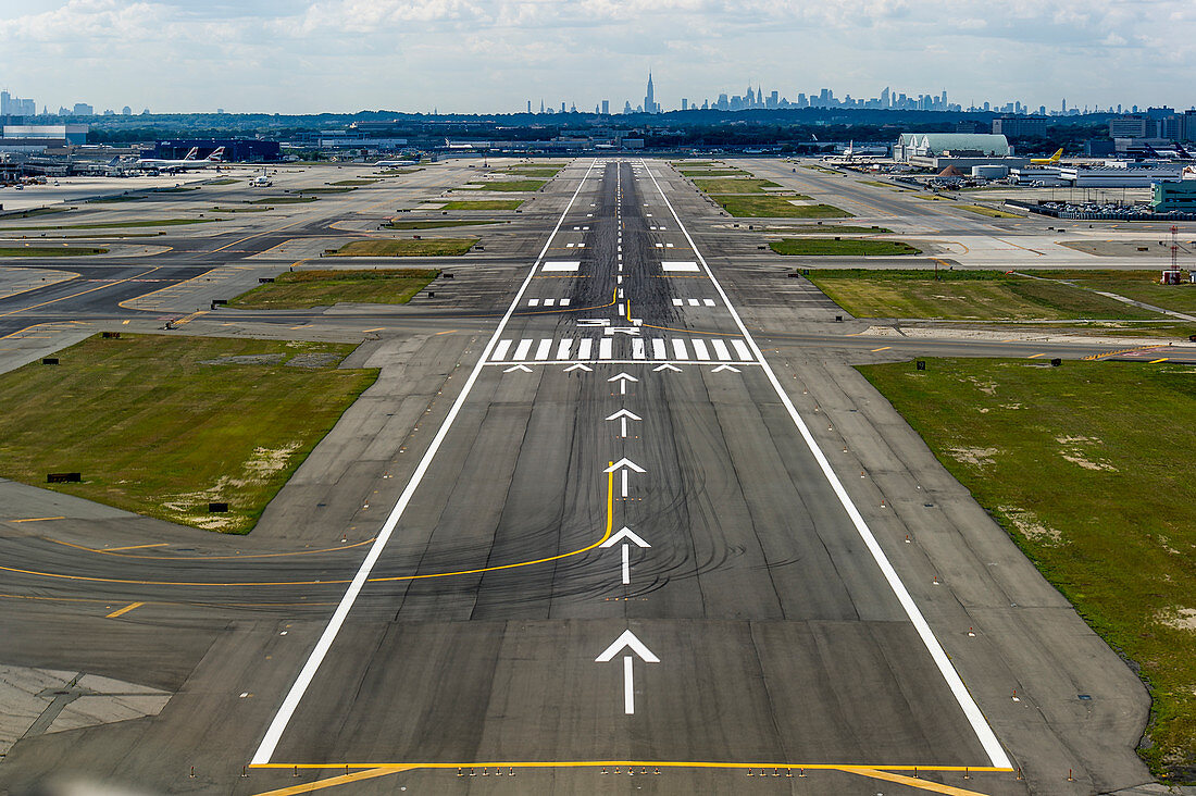Approaching runway 31R, John F. Kennedy Airport (KJFK / JFK), New York, USA