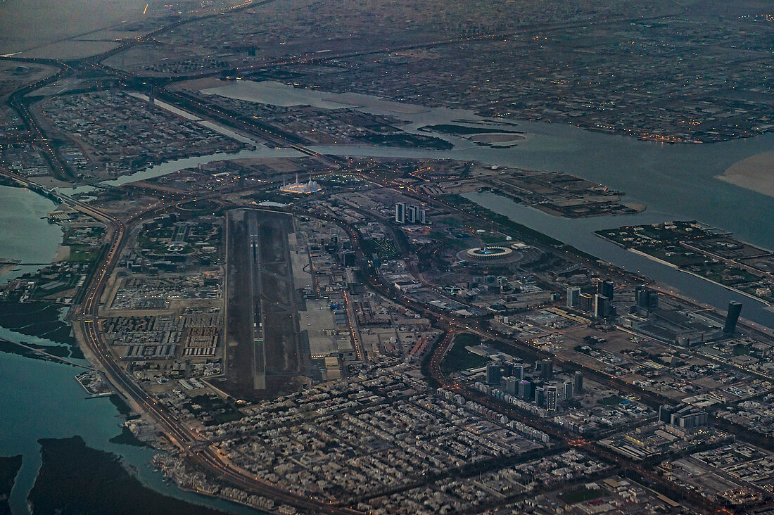 Anflug auf Abu Dhabi, Überflug der Stadt im Morgengrauen, VAE