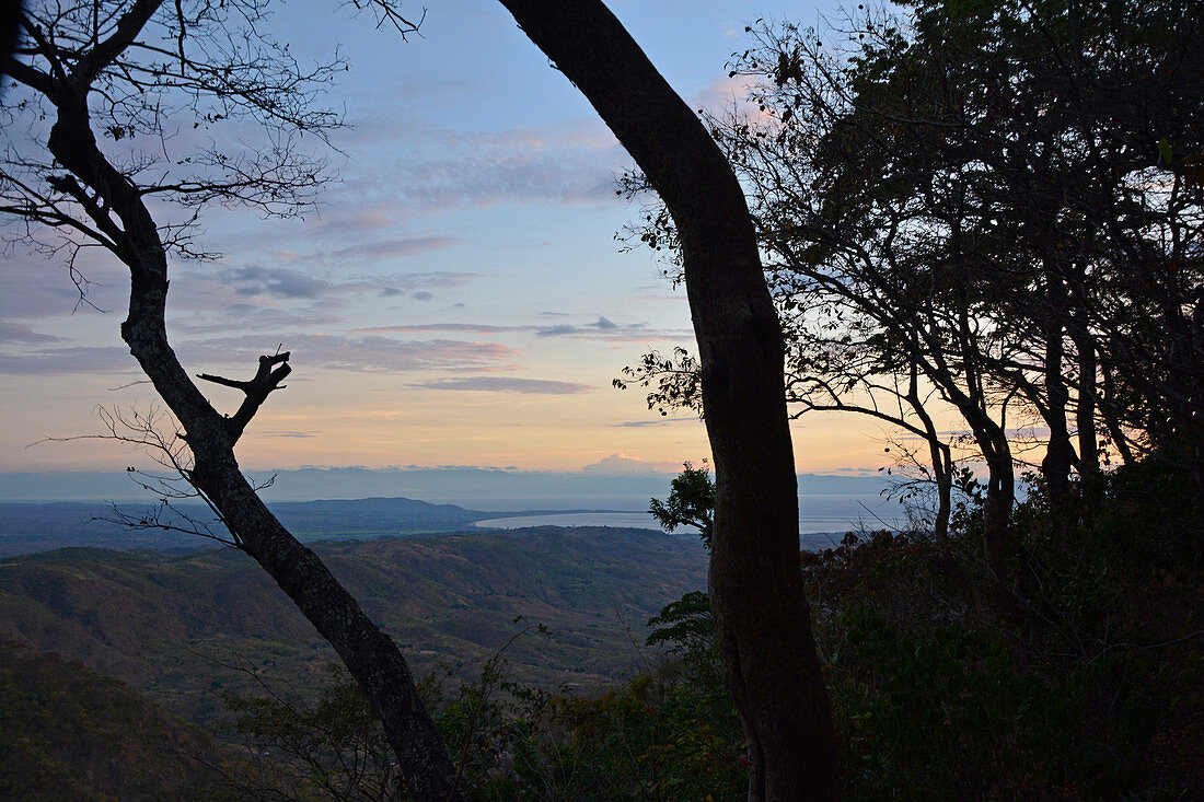 Malawi; Northern Region; Ausläufer der Nyika Berge in der Nähe von Livingstonia; Aussicht auf den Malawi See bei Abenddämmerung