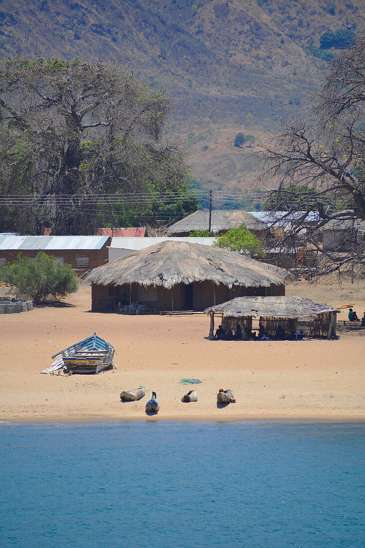 Malawi; Northern Region; Malawi See; Usisya; Haltepunkt der Ilala; Häuser am Strand; Dorfansicht von der Ilala aus