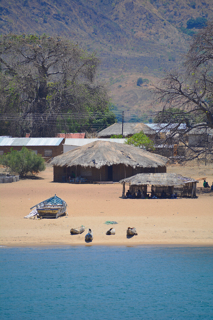 Malawi; Northern Region; Malawi lake; Usisya; Stopping point of the Ilala; Houses on the beach; View of the village from the Ilala