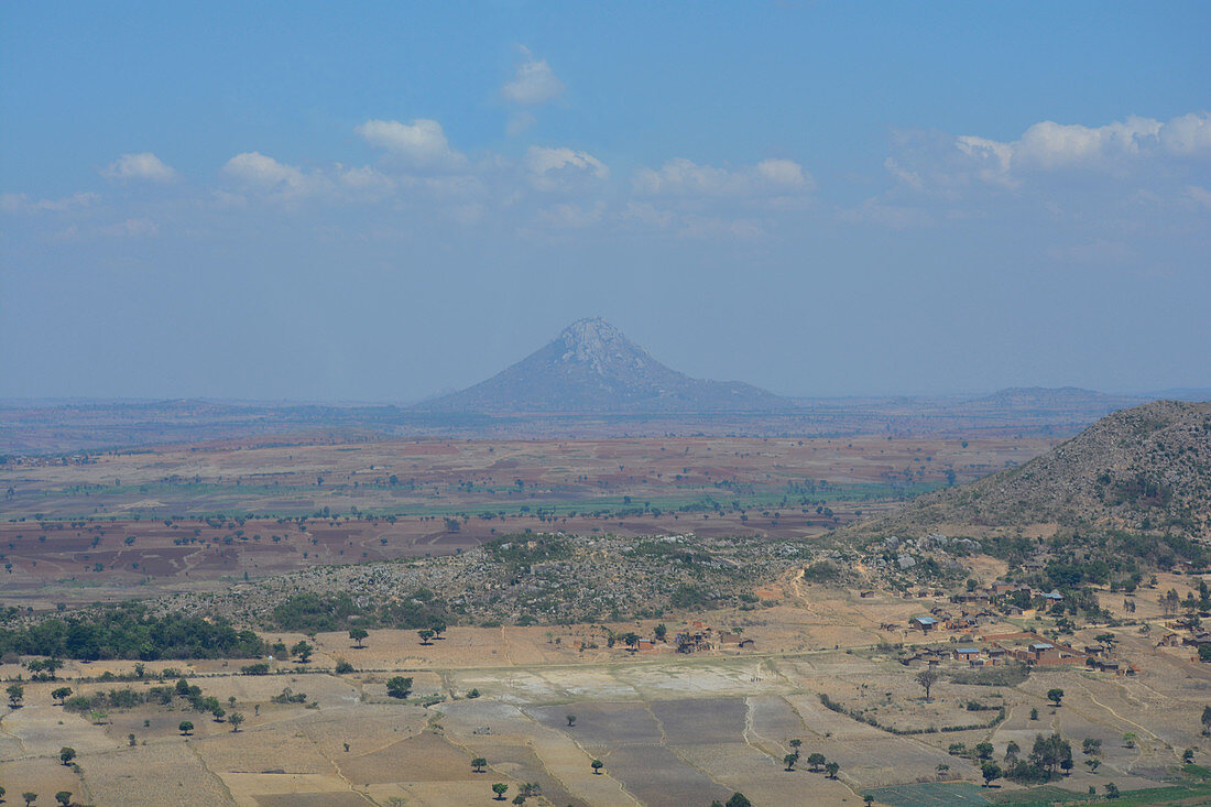 Malawi; Central Region; Nationalstraße M1 entlang der Grenze zu Mosambik; Ausblick von der Straße auf die Landschaft über der Grenze