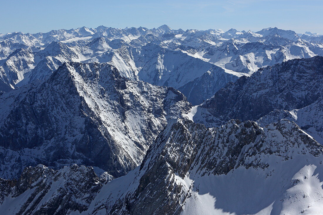 Blick von der Zugspitze, Garmisch-Partenkirchen, Werdenfelser Land, Oberbayern, Bayern, Deutschland