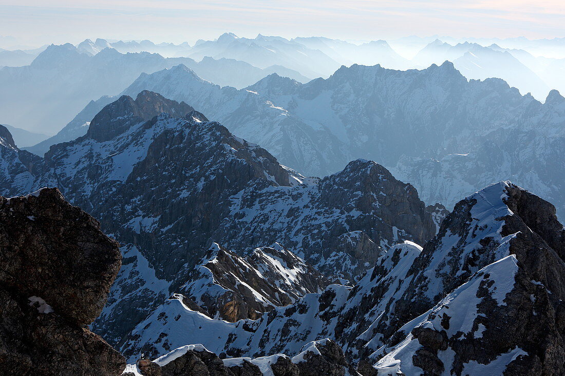 Blick von der Zugspitze, Garmisch-Partenkirchen, Werdenfelser Land, Oberbayern, Bayern, Deutschland