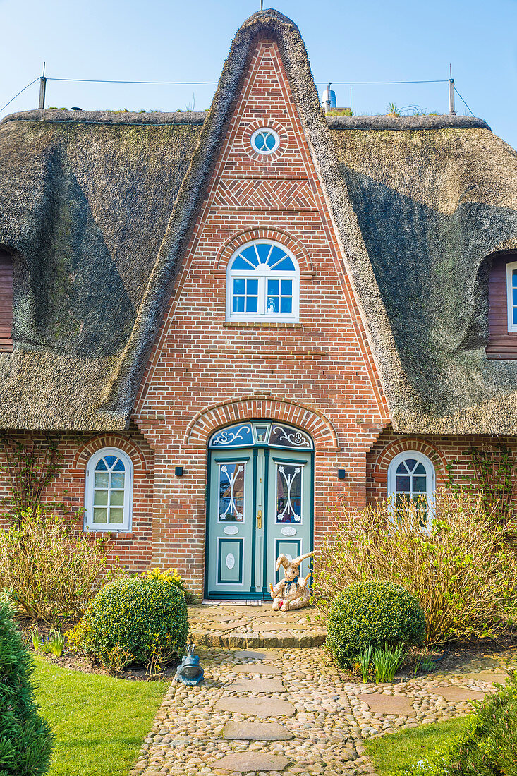 Eingang zu reetgedeckter Villa mit Osterdekoration in Keitum, Sylt, Schleswig-Holstein, Deutschland