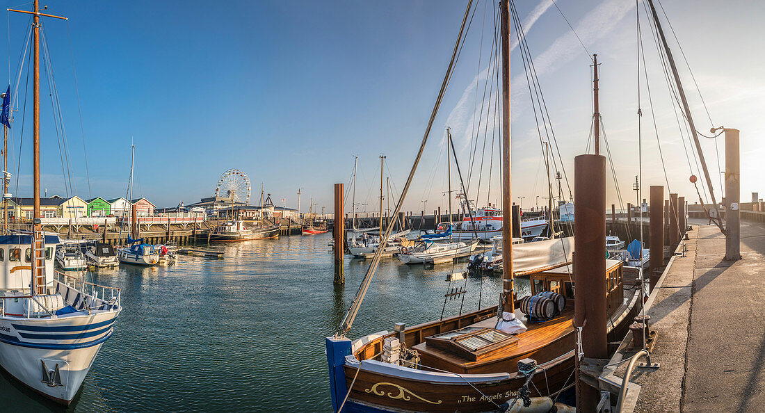 Fischkutter im Lister Hafen zum Sonnenaufgang, Sylt, Schleswig-Holstein, Deutschland