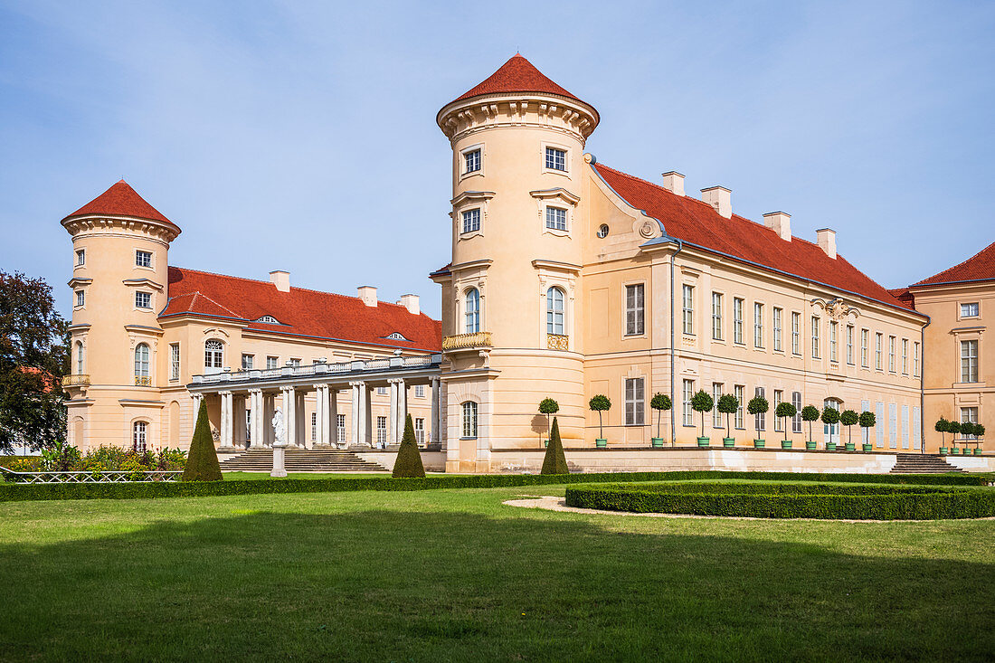 Schloss Rheinsberg, Schlossgarten mit Grünflächen, Rheinsberg, Brandenburg, Deutschland