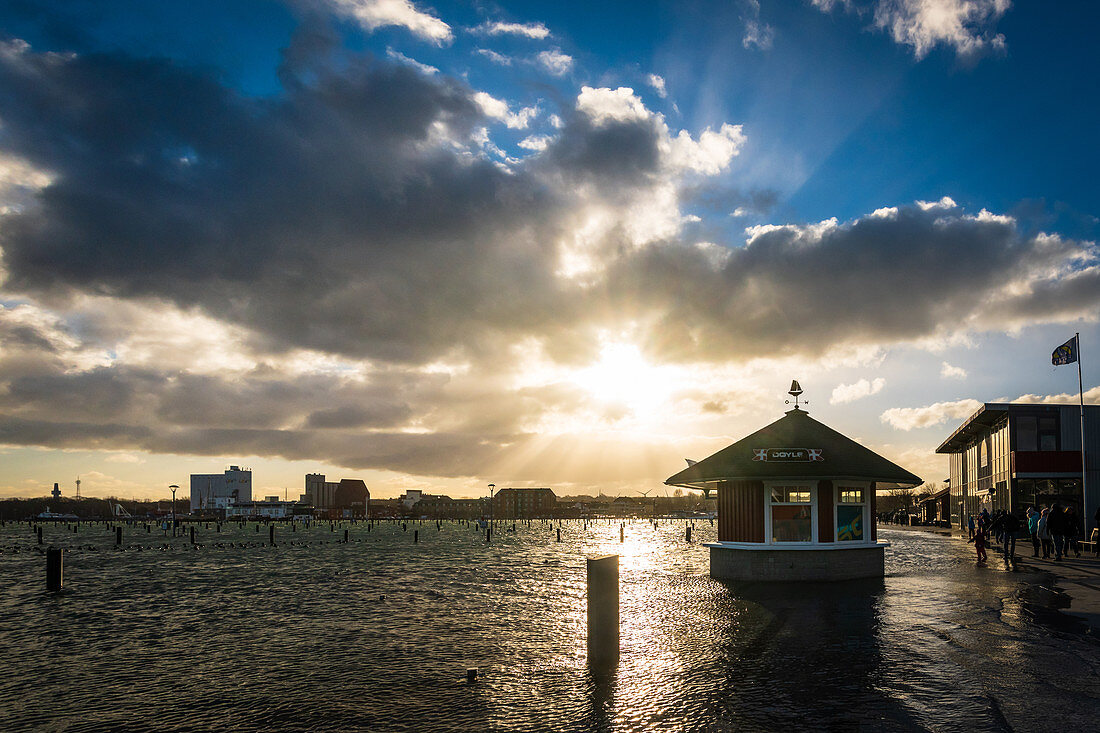 Blick auf die vom Hochwasser überschwemmte Hafenmeile von Heiligenhafen, Ostsee, Ostholstein,  Schleswig-Holstein, Deutschland