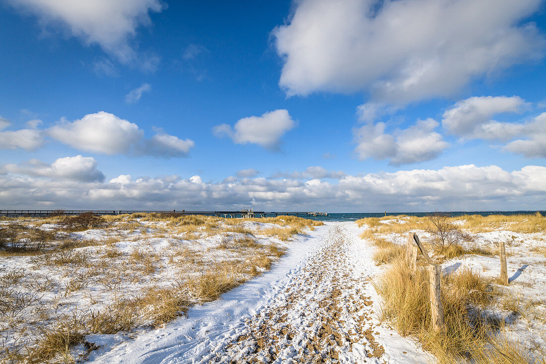 Blick auf den winterlichen Strand in Heiligenhafen, Ostsee, Ostholstein, Schleswig-Holstein, Deutschland