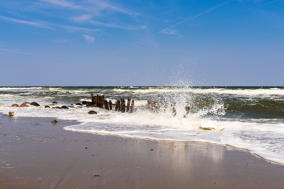Groynes with spray on the Baltic Sea in Dahmeshöved, Baltic Sea, Schleswig-Holstein, Germany