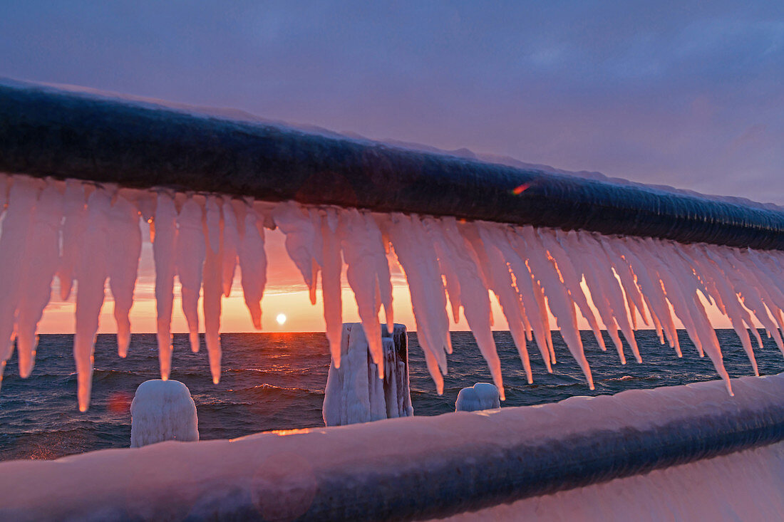 Dahme Seebrücke zum Sonnenaufgang mit Eiszapfen, Ostsee, Winter, Morgenlicht, Schleswig-Holstein, Deutschland