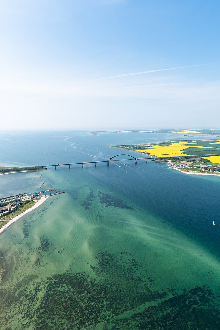 Blick aus der Luft auf die Fehmarnsundbrücke und den Belt Fehmarn, Ostsee, Ostholstein, Schleswig-Holstein, Deutschland